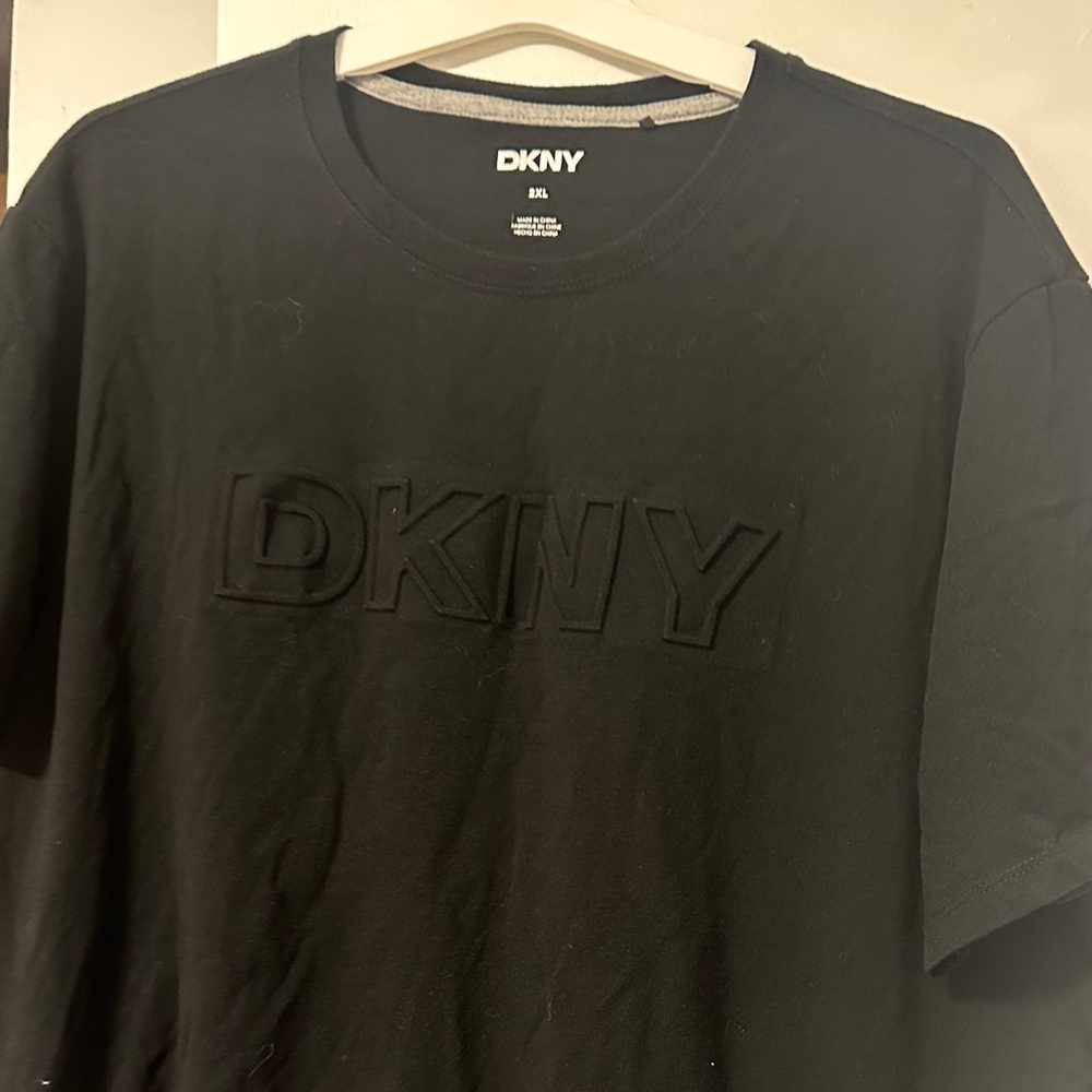 DKNY Men's Black Short Sleeve Tee size 2XL